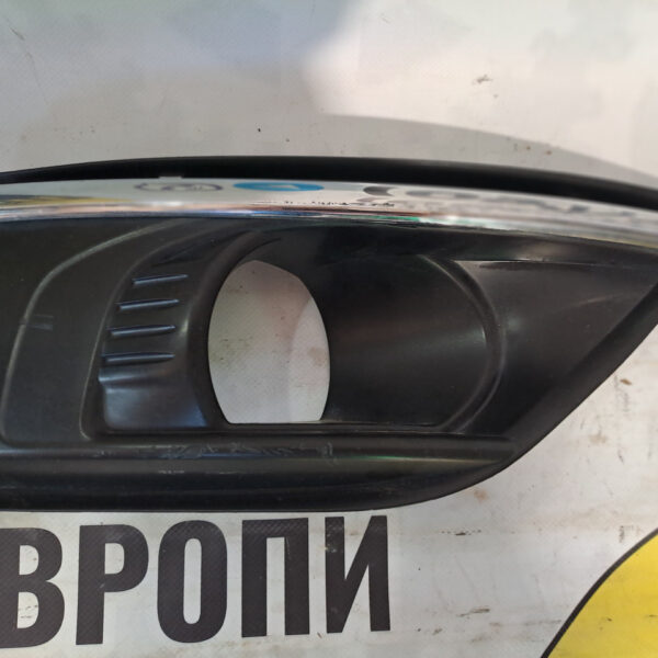 Накладка на протитуманну фару права хромована Citroën C4 Grand Picasso 9654197877