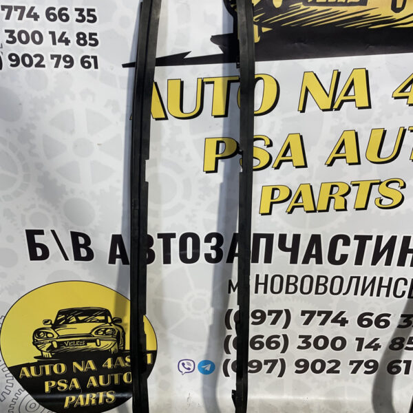 Пластик під лобове скло (жабо) нижня частина Citroen C4 Picasso Grand Picasso 9659975380