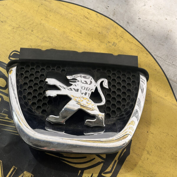 Емблема переднього бампера Peugeot 308 (2007-2011) 9680505177