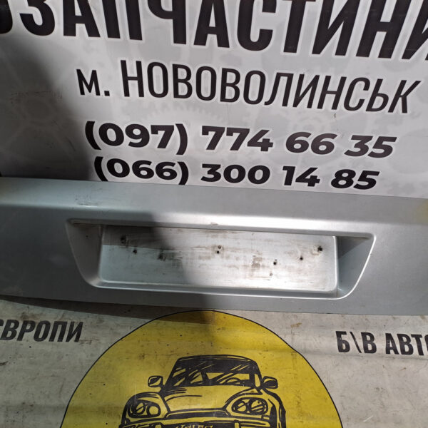 Накладка кришки багажника задня нижня Citroёn C4 Picasso I 9682607977