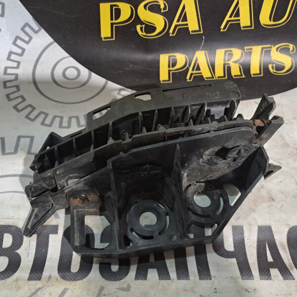 Направляюча (кронштейн) переднього бампера ліва Peugeot 308 9680406580