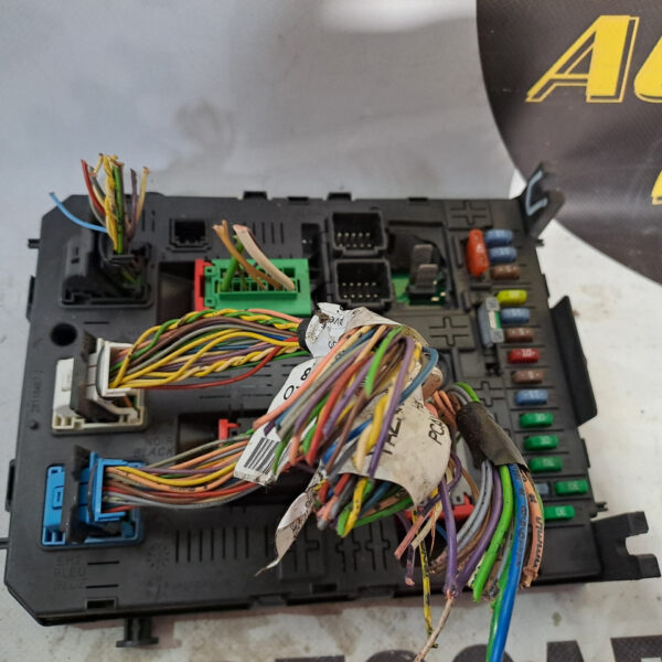 Блок запобіжників Citroen Peugeot 9678476880