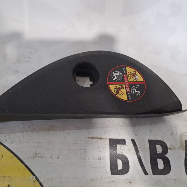 Накладка панелі торпедо ліва Renault Megane III (2008-2016) 689200005R