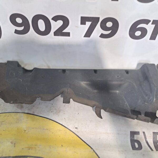 Дефлектор радіатора правий Peugeot 308 9680361880