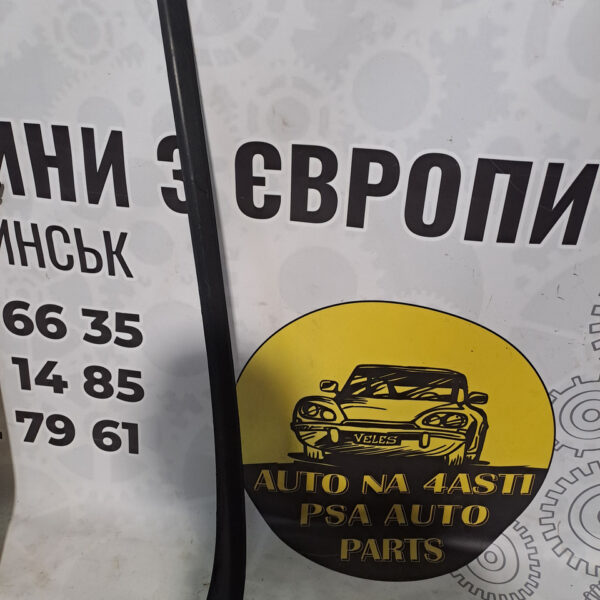 Ущільнювач стійки лобового скла лівий Peugeot 308 9680623780