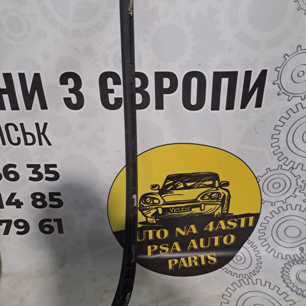 Ущільнювач стійки лобового скла правий Peugeot 308 9680623980