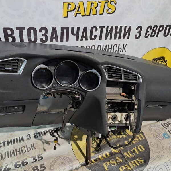 Передня панель салону торпедо Citroen C4 ІІ 96765909ZD