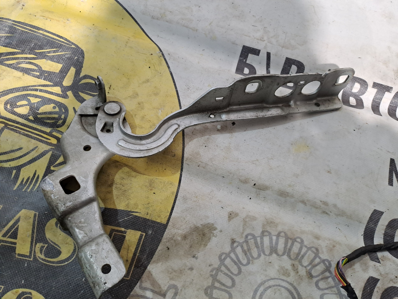 Петля капота ліва Citroen c4 b7 9687536680 Петля капота ліва Citroen c4 b7 9687536680