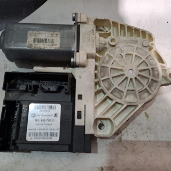 Моторчик склопідіймача передній правий Vw passat b6 980852- 111